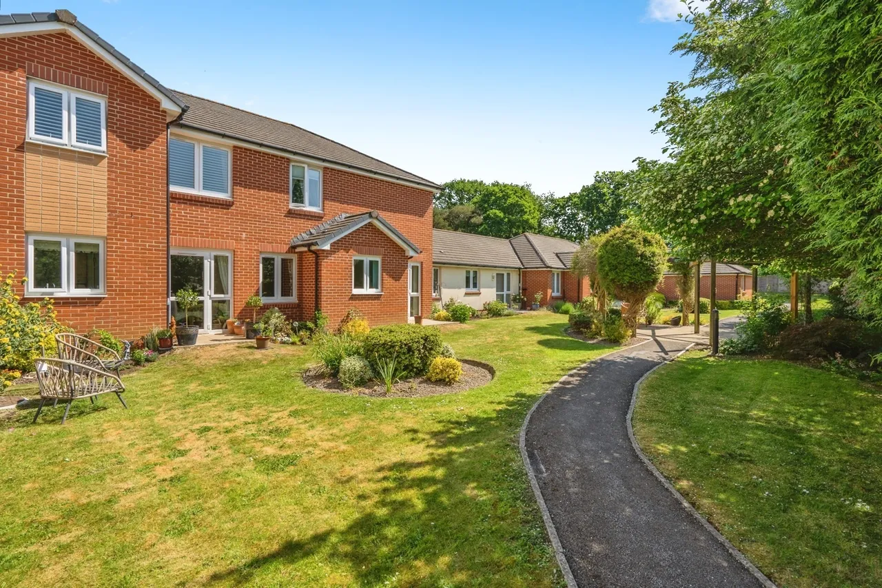 London Road, Cowplain, PO8, photo 8