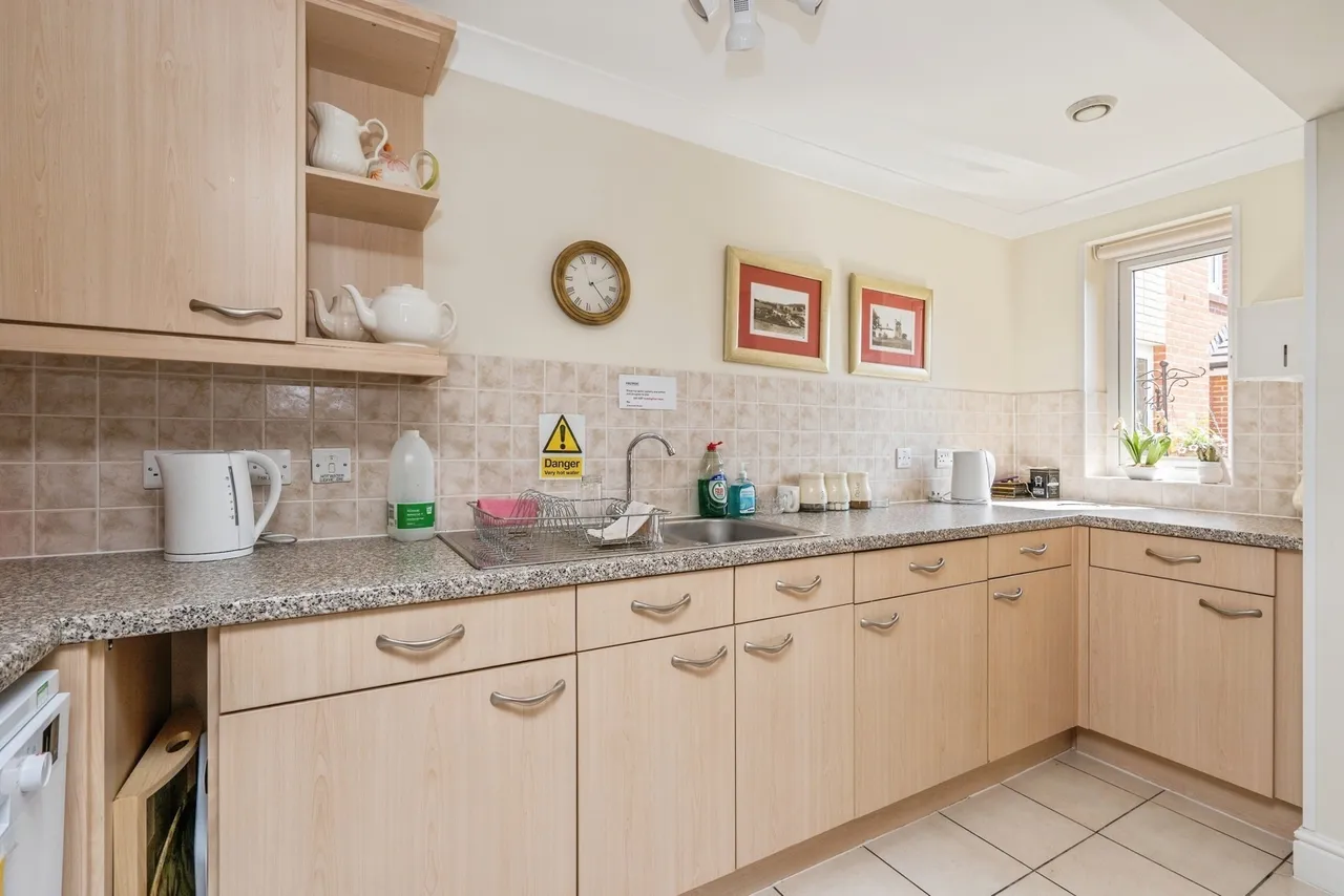 London Road, Cowplain, PO8, photo 11