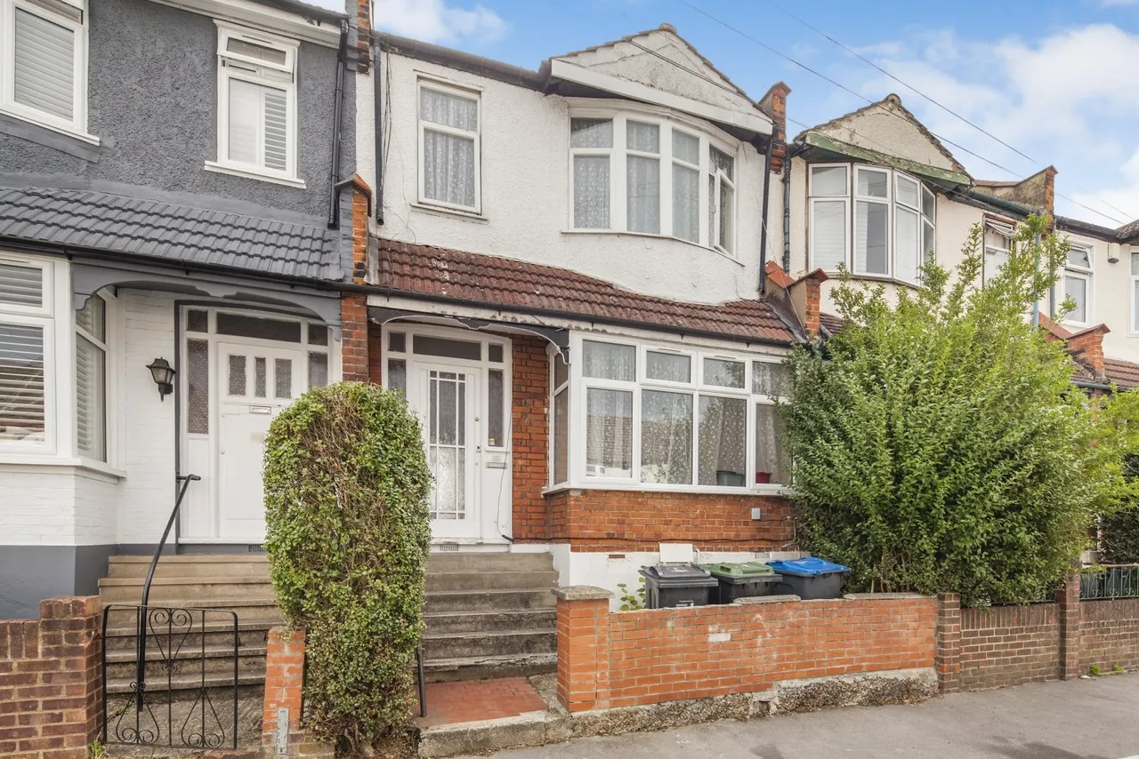 3 bed flat to rent — Hythe Road, Thornton Heath, CR7