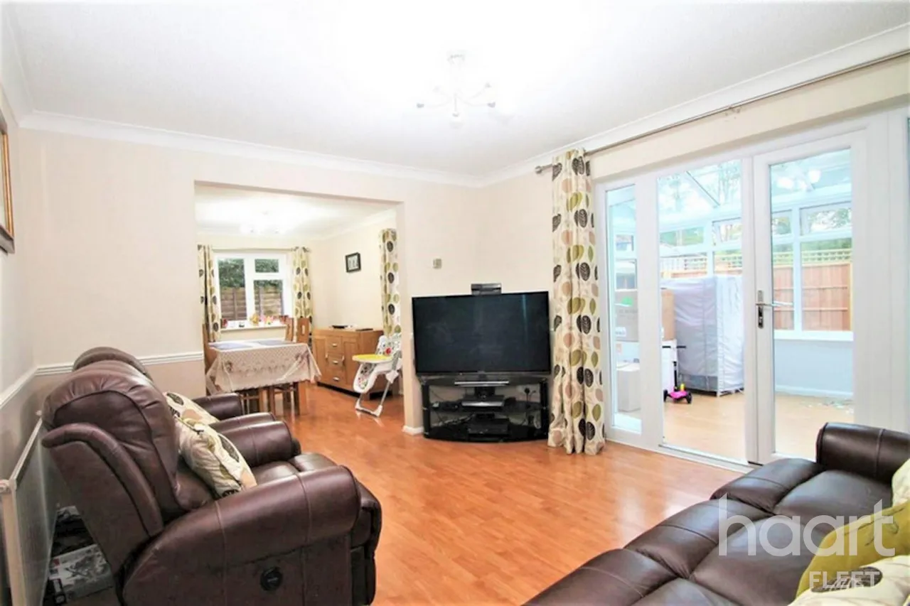 Saffron Court, GU14, photo 2
