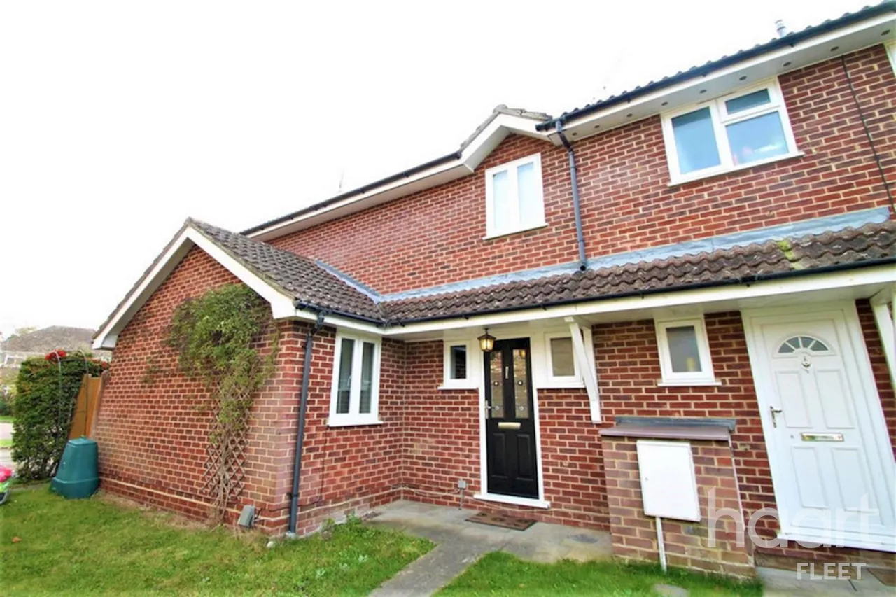 3 bed house to rent, Saffron Court, GU14