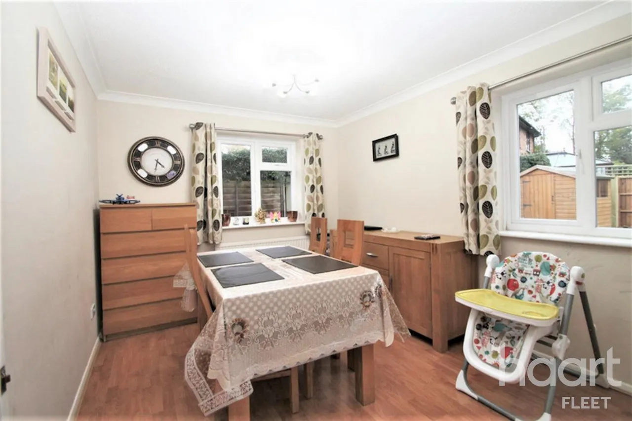 Saffron Court, GU14, photo 3