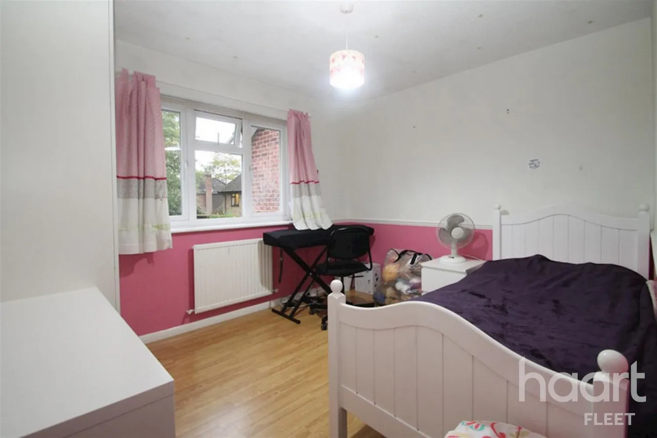 Saffron Court, GU14, photo 4