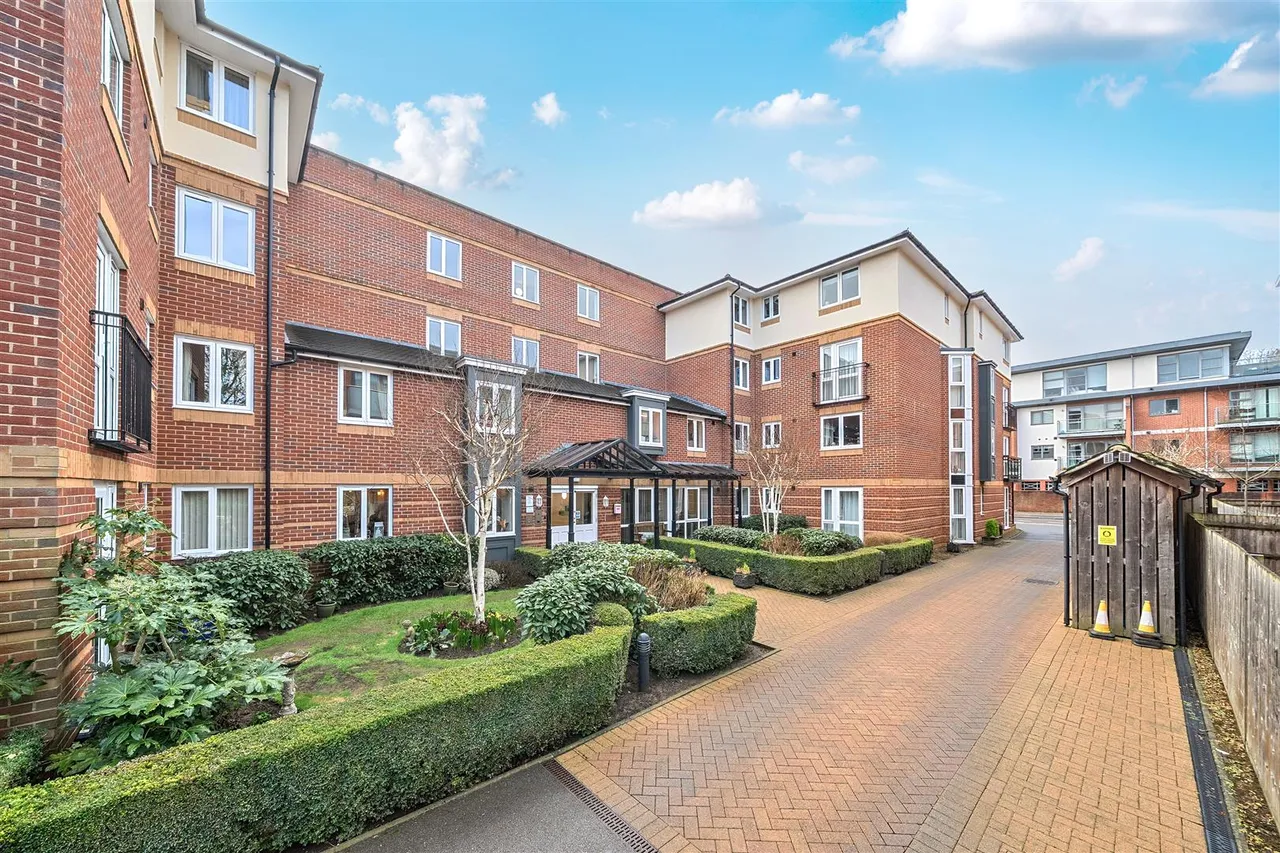 2 bed flat for sale, High Street, Rickmansworth, WD3