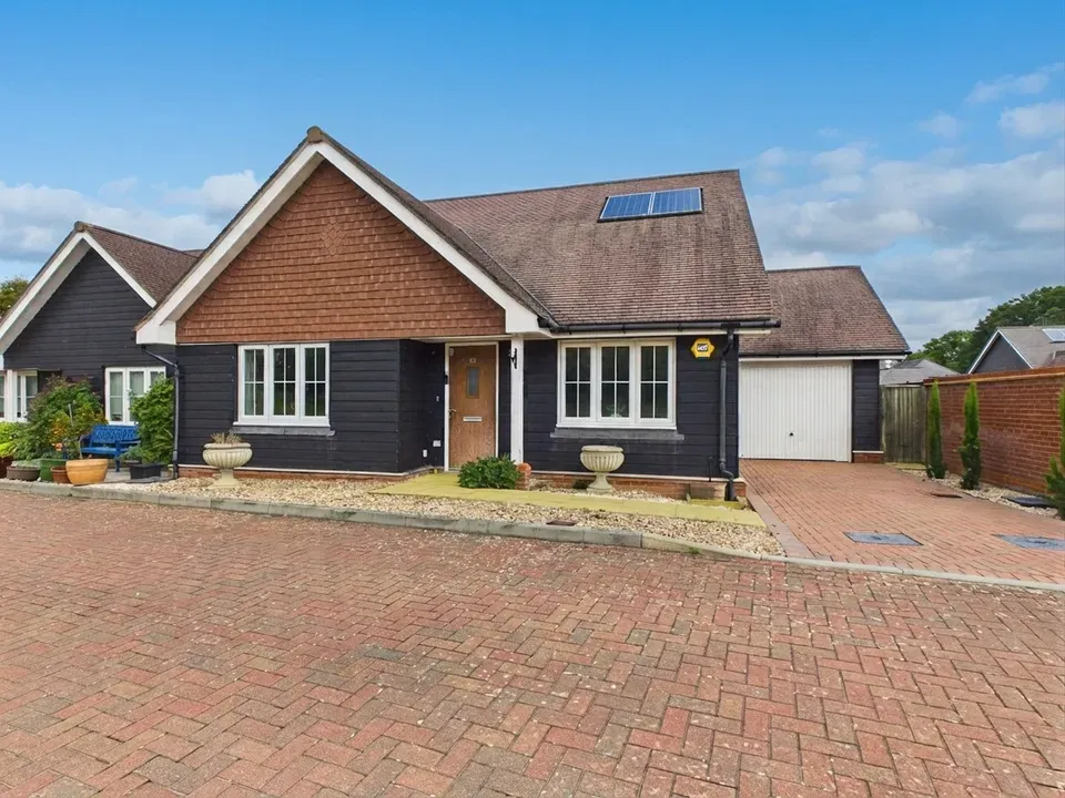 2 bed house for sale — Owl Close, Billingshurst, West Sussex