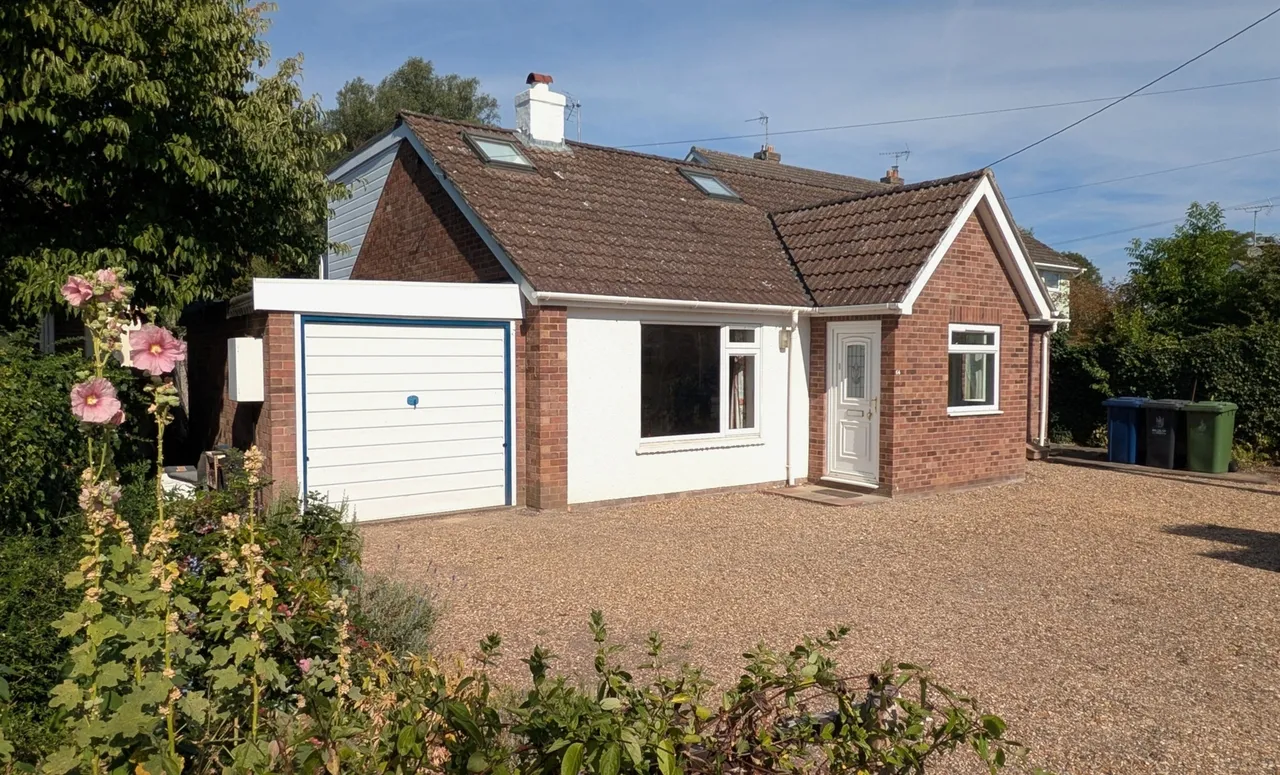 4 bed chalet for sale — The Lane, Hauxton, Cambridge