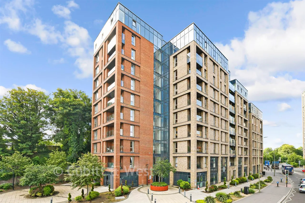 1 bed flat for sale, Marketfield Way, Redhill, RH1