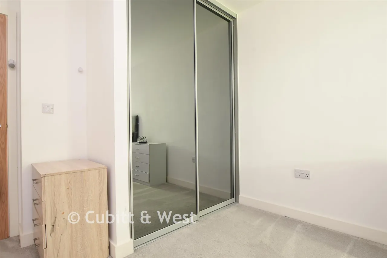 Marketfield Way, Redhill, RH1, photo 8