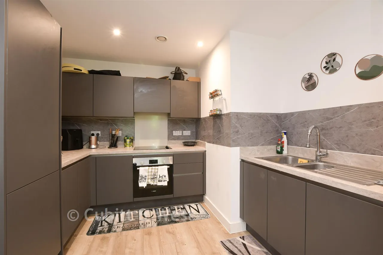 Marketfield Way, Redhill, RH1, photo 3