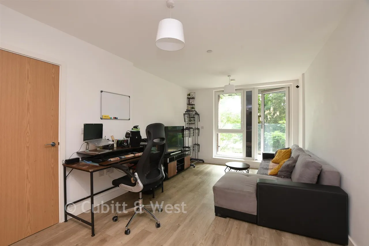 Marketfield Way, Redhill, RH1, photo 4