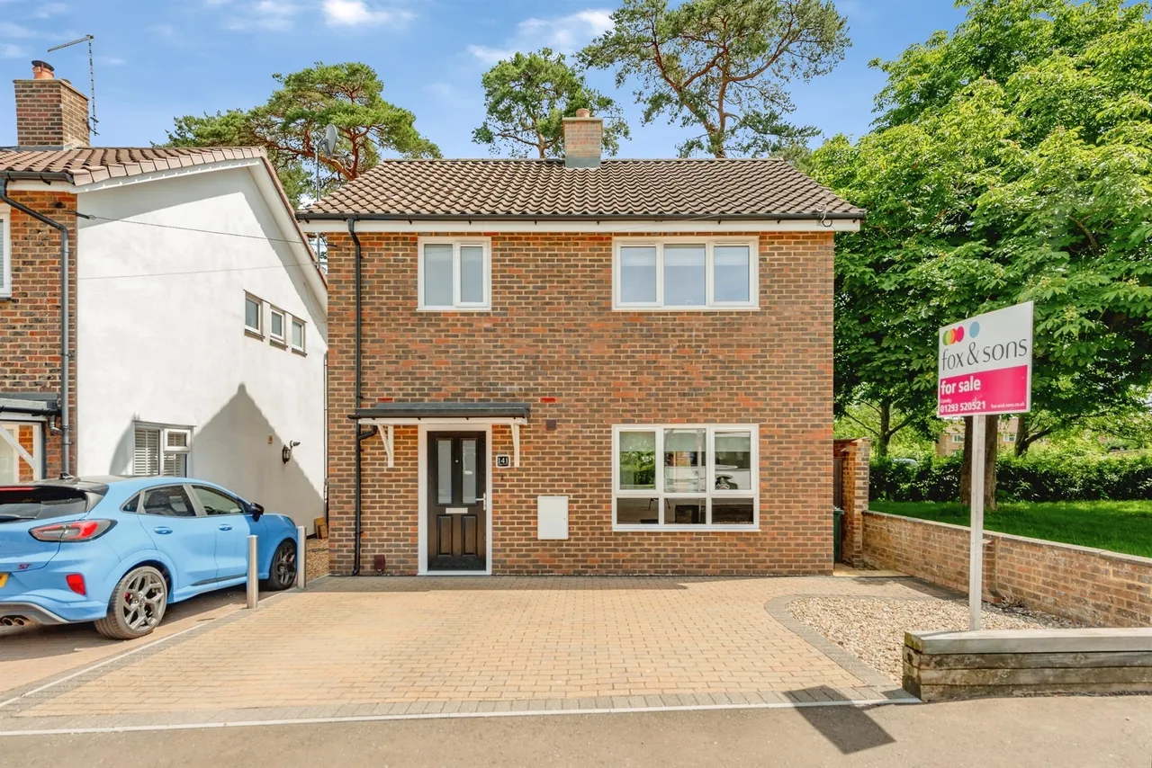 2 bed house for sale — Warren Drive, Crawley