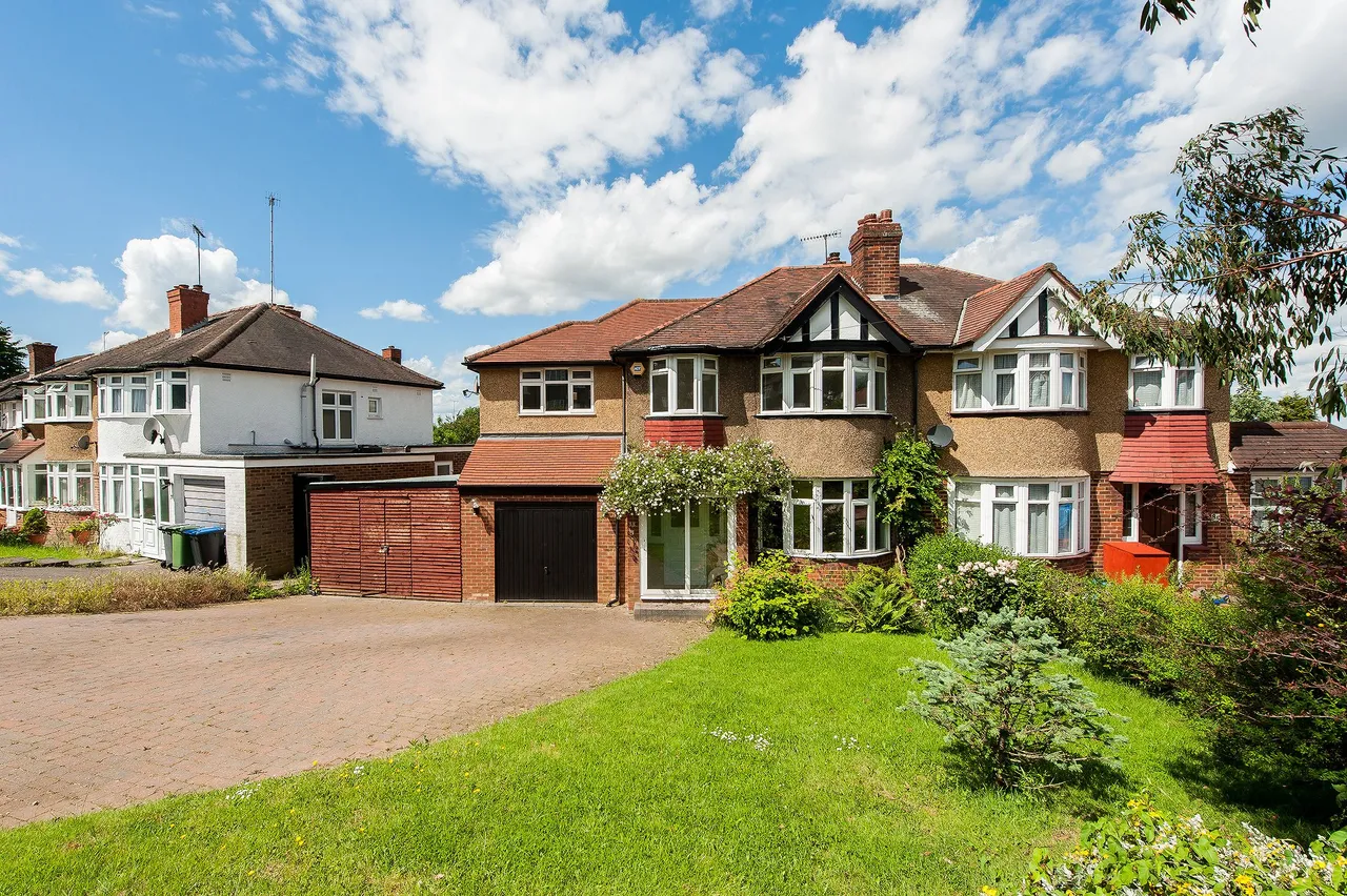5 bed house to rent — 33 Alverstone Road, Wembley