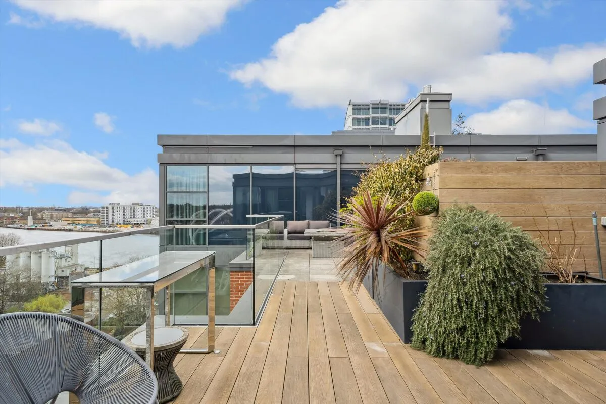 3 bed flat to rent, Quarter House, Battersea Reach, SW18