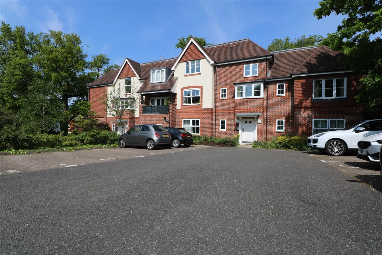2 bed flat to rent, St. Catherines Wood, Camberley
