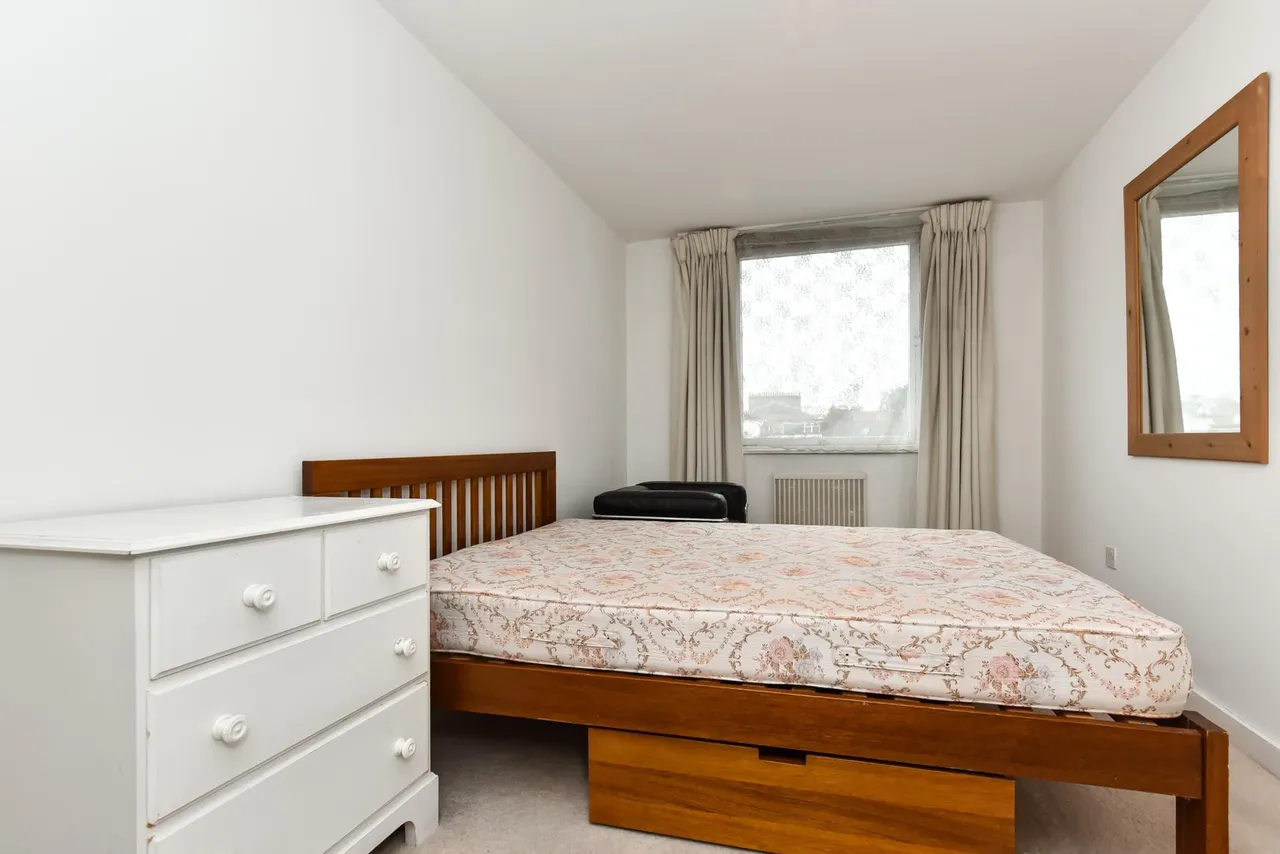 Vauxhall Bridge Road, London, SW1V, photo 3