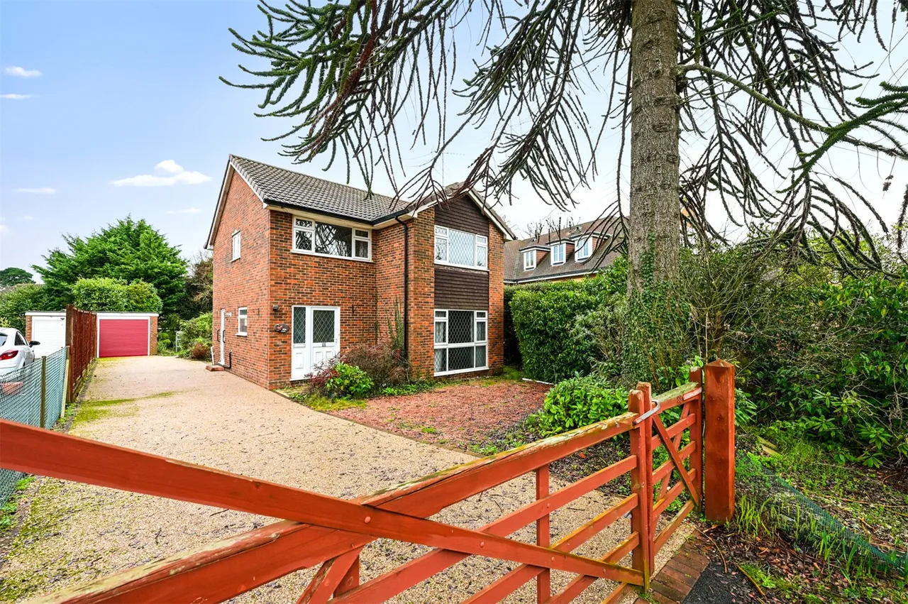 4 bed house for sale — Aldershot Road, Church Crookham, Fleet, Hampshire, GU52 8JY
