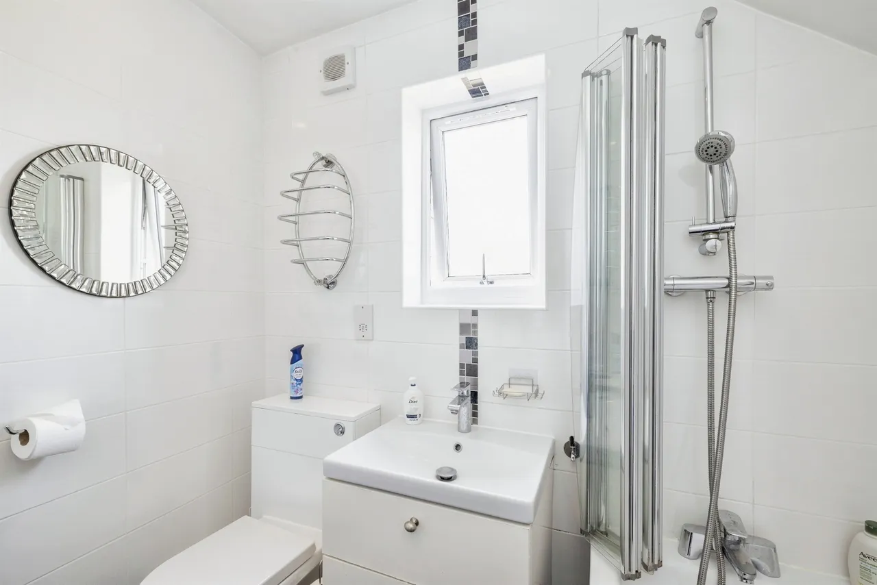 Ashfield Avenue, Bushey, WD23, photo 17