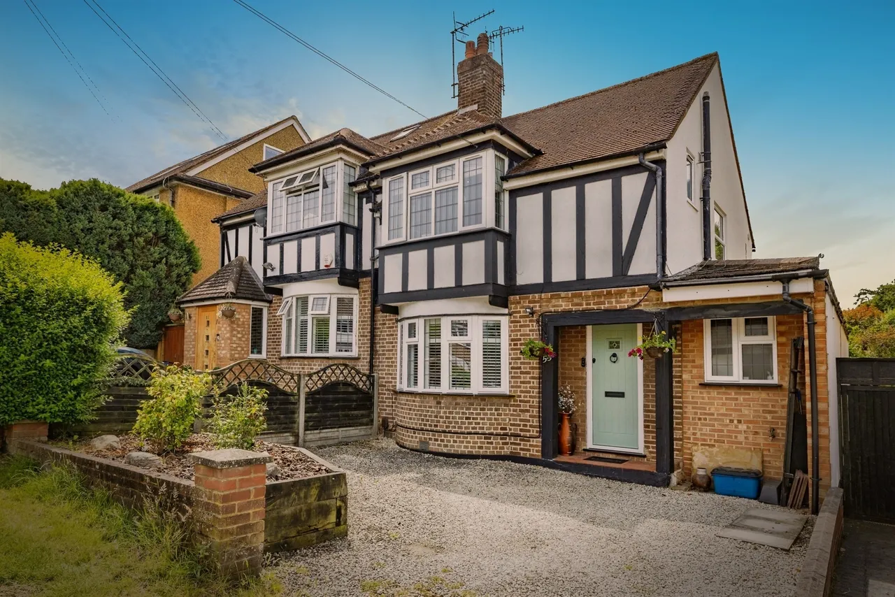4 bed house for sale, Ashfield Avenue, Bushey, WD23