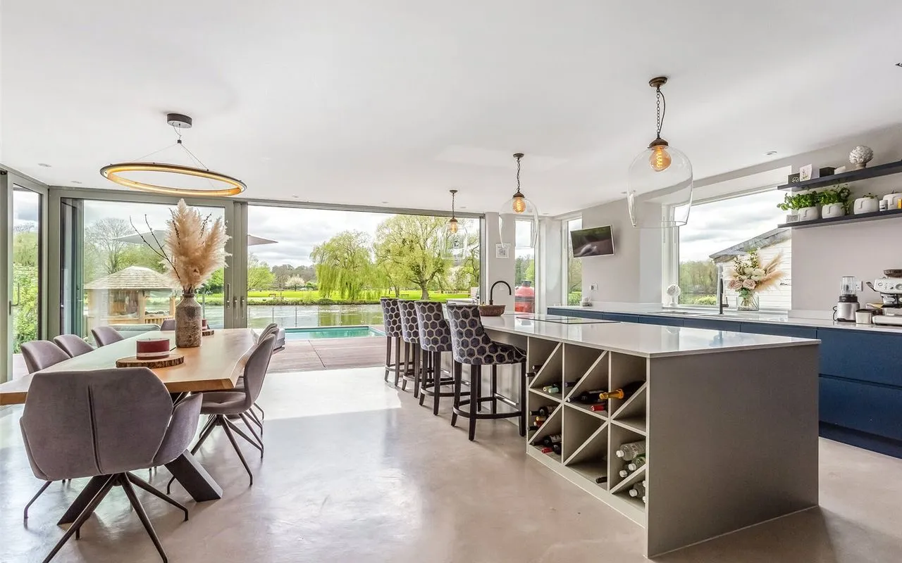 4 bed house for sale — Hythe End Road, Wraysbury, TW19