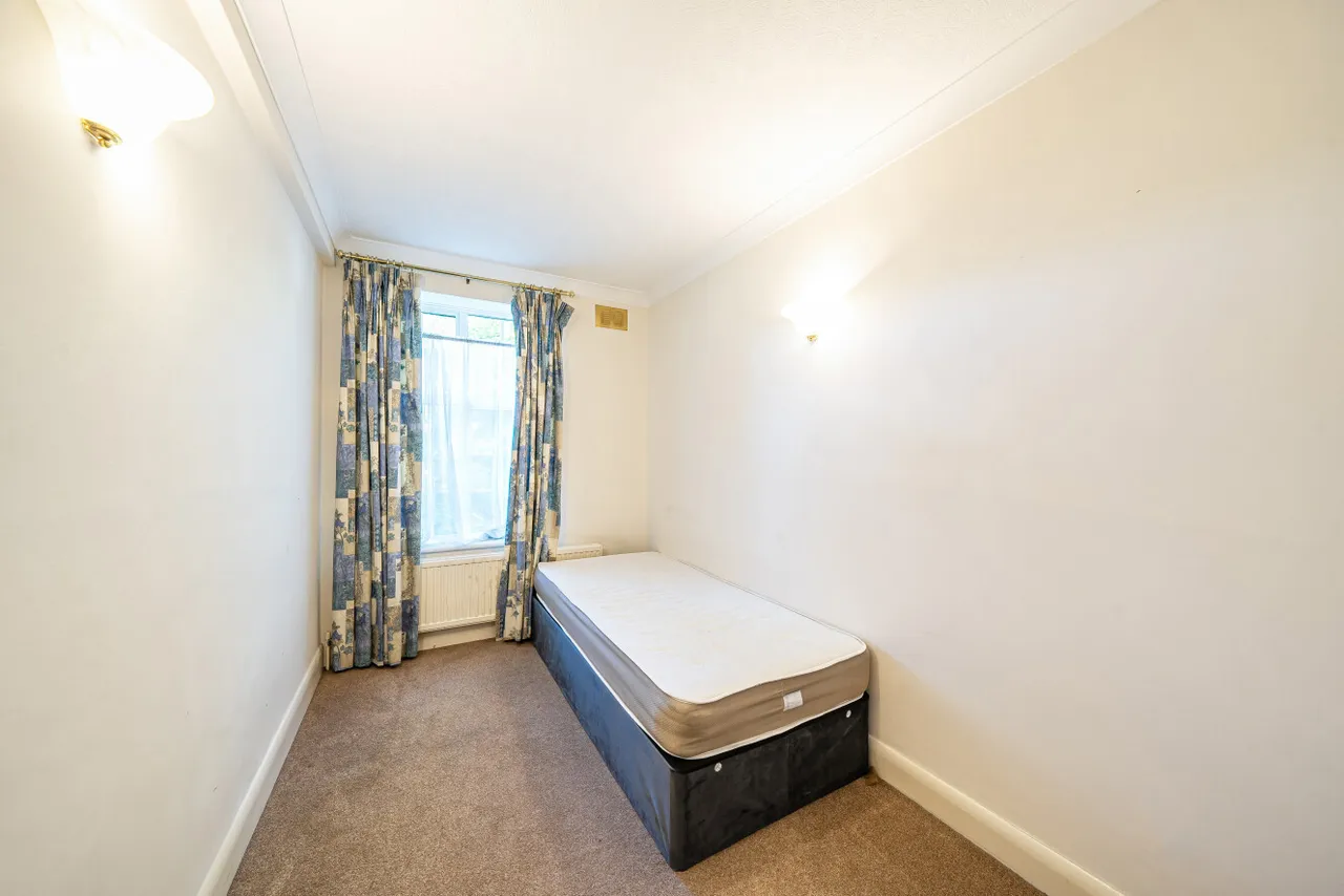The Green, London, N14, photo 8
