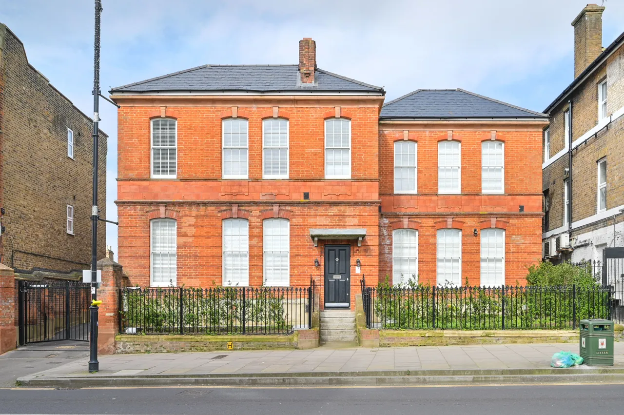 2 bed house to rent — 169 Uxbridge Road, London