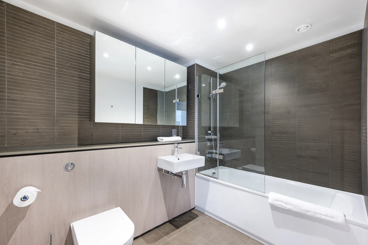 bathrooms, W2, photo 9