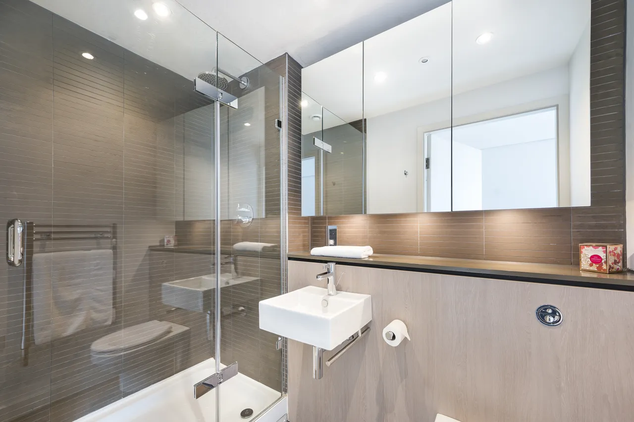 bathrooms, W2, photo 8