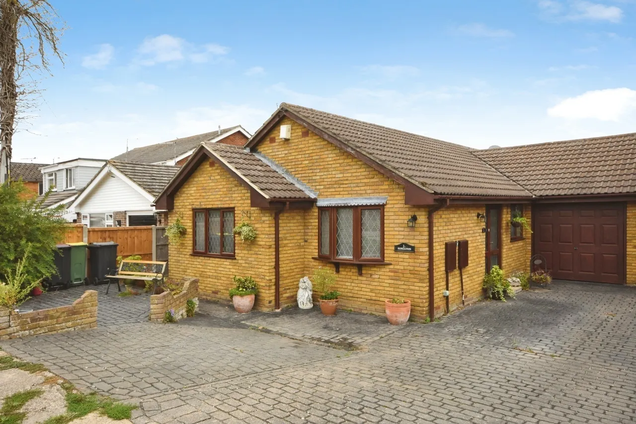 3 bed house for sale — Riverview Gardens, Hullbridge, Hockley, Essex, SS5
