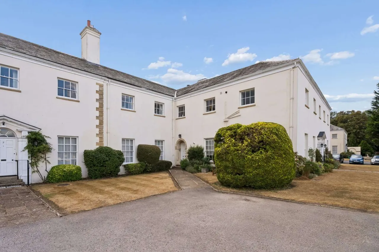 3 bed flat for sale — Shardeloes, Missenden Road, Amersham, Buckinghamshire, HP7 0RL