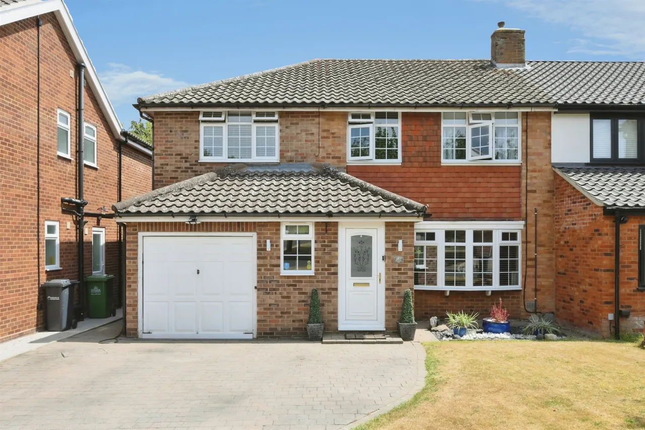 4 bed house for sale — High Wood Road, Hoddesdon