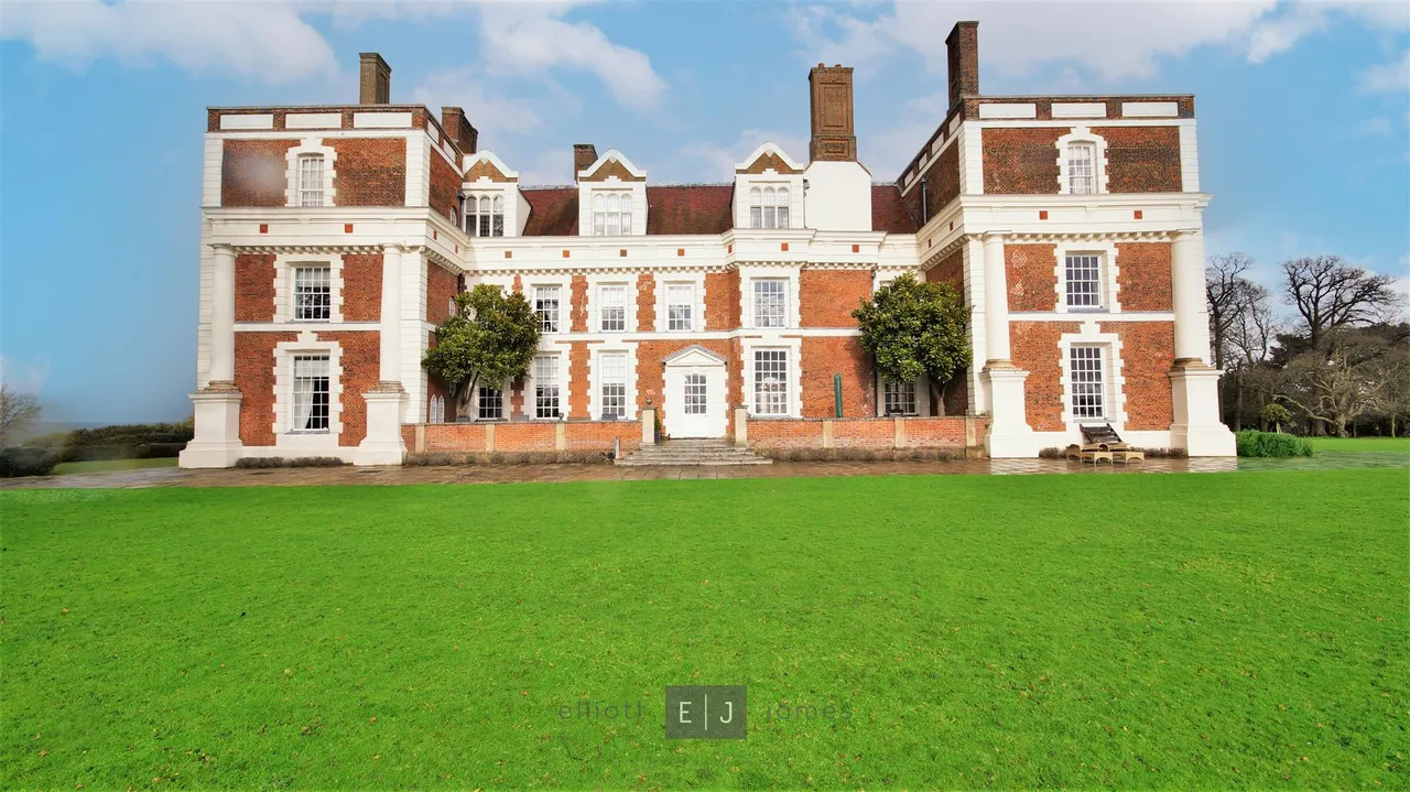 4 bed flat to rent, Hill Hall, Theydon Mount, CM16