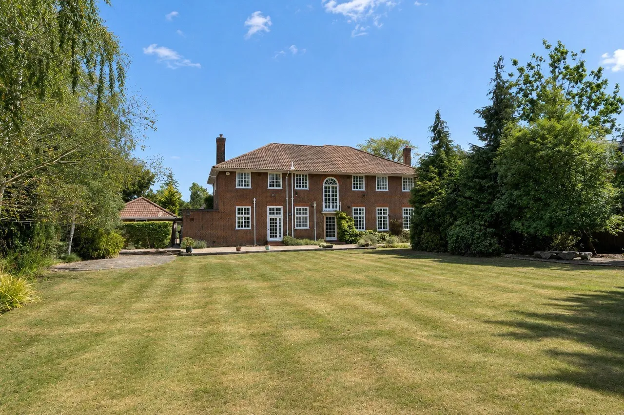 6 bed house to rent — New Road, Esher, Surrey, KT10