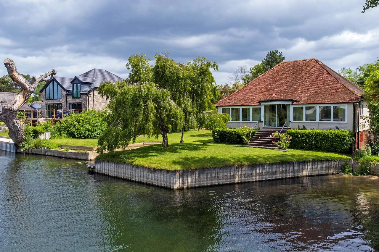 3 bed house for sale — Friary Island, Wraysbury, Staines-upon-Thames, Berkshire, TW19 5JS