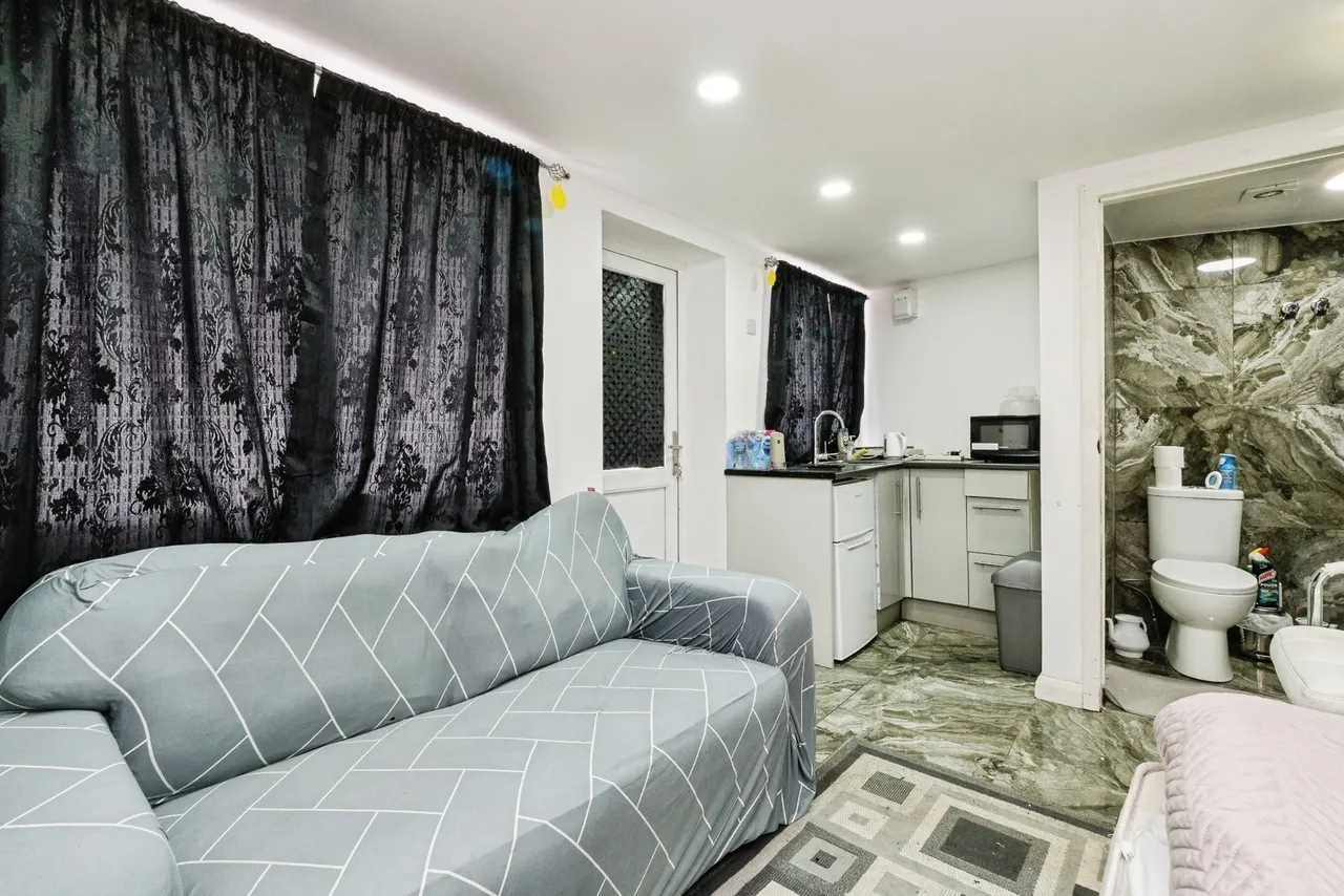Thetford Road, Dagenham, RM9, photo 5