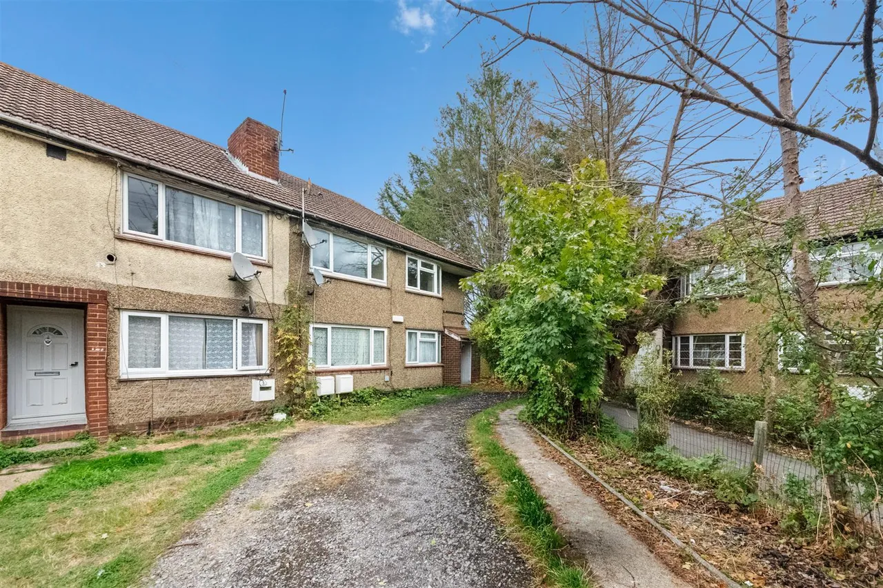 2 bed flat for sale, Ashford Avenue, Hayes