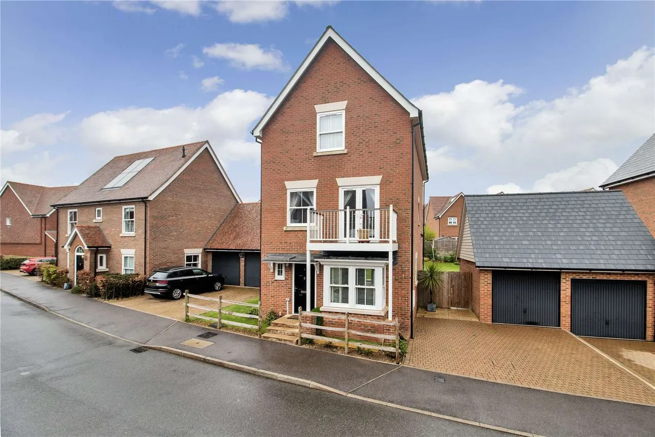 4 bed house for sale — Hockbury Crescent, Tunbridge Wells, Kent, TN2 5GN