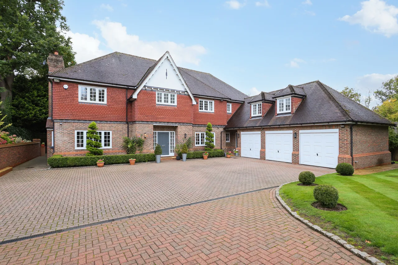 5 bed house to rent — Percival Close, Leatherhead, Oxshott