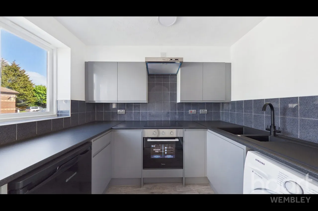 2 bed flat for sale, Campbell Gordon Way, London, NW2