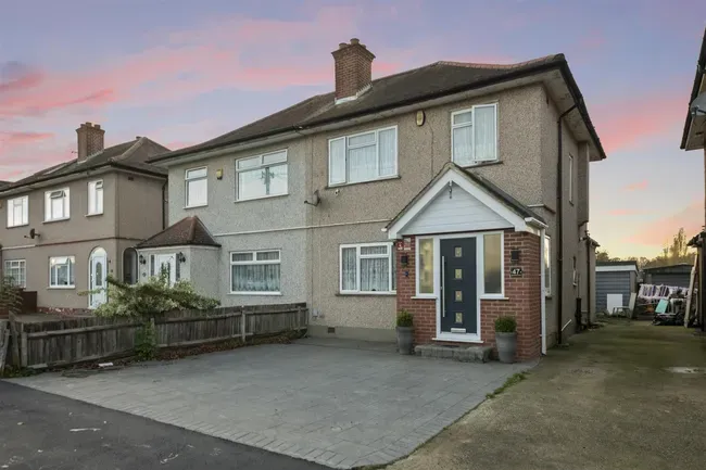 3 bed property for sale — Derwent Drive, Hayes