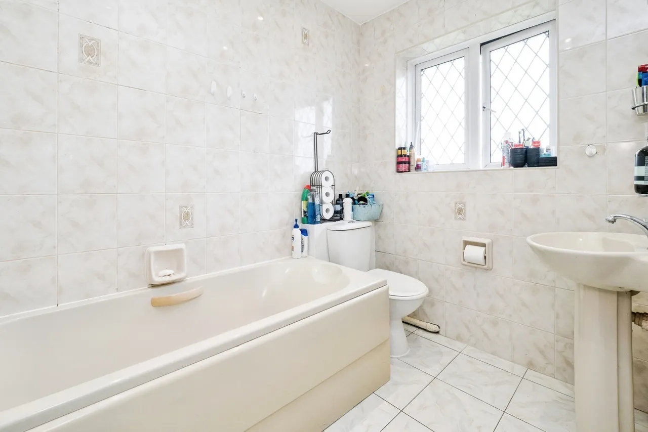 Warren Court, Chigwell, Essex, IG7, photo 12