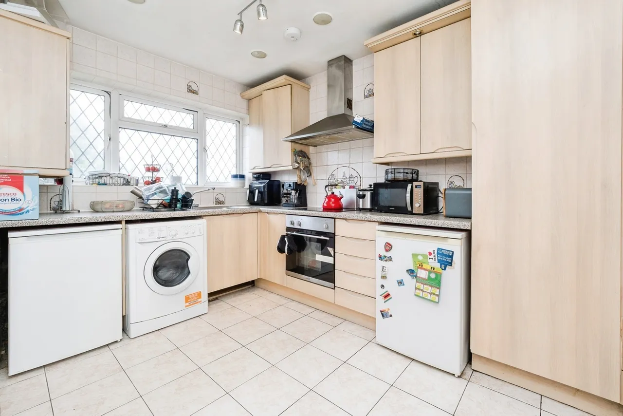 Warren Court, Chigwell, Essex, IG7, photo 3