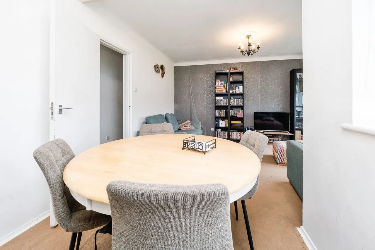 Warren Court, Chigwell, Essex, IG7, photo 2
