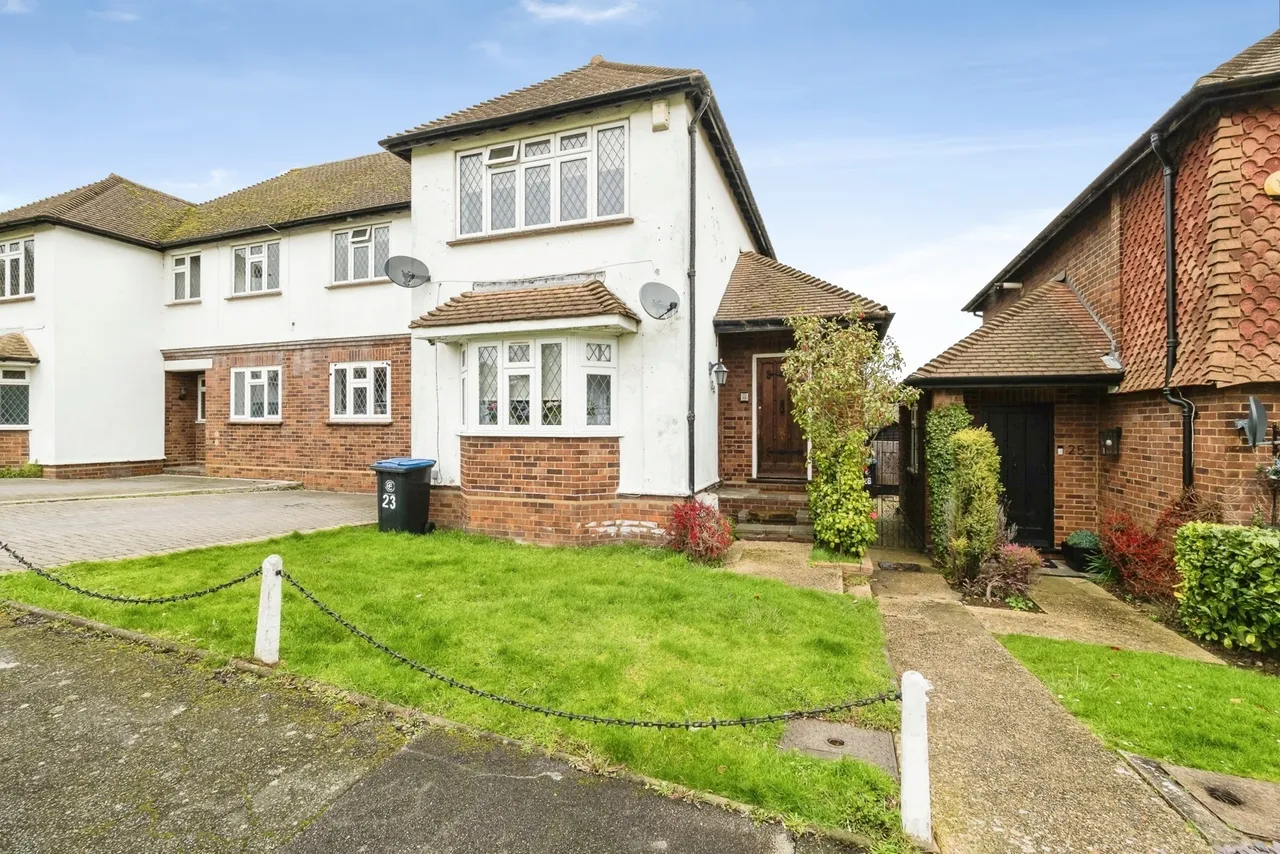 2 bed flat for sale — Warren Court, Chigwell, Essex, IG7