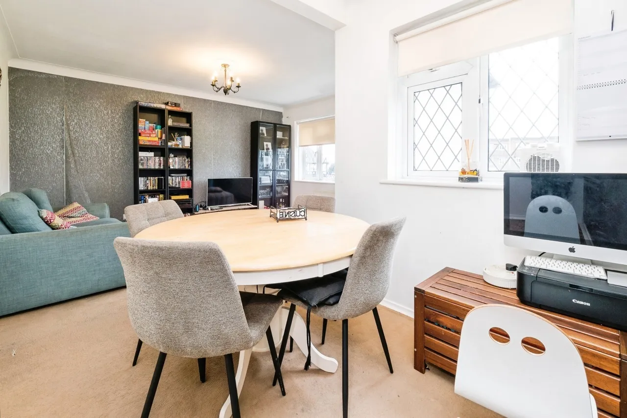 Warren Court, Chigwell, Essex, IG7, photo 5