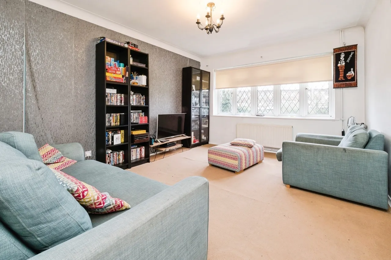 Warren Court, Chigwell, Essex, IG7, photo 4