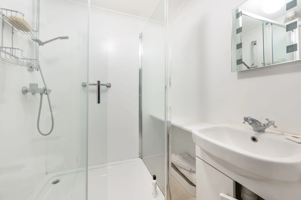 37 Bishops Court, 152 Watford Road, Wembley, photo 4