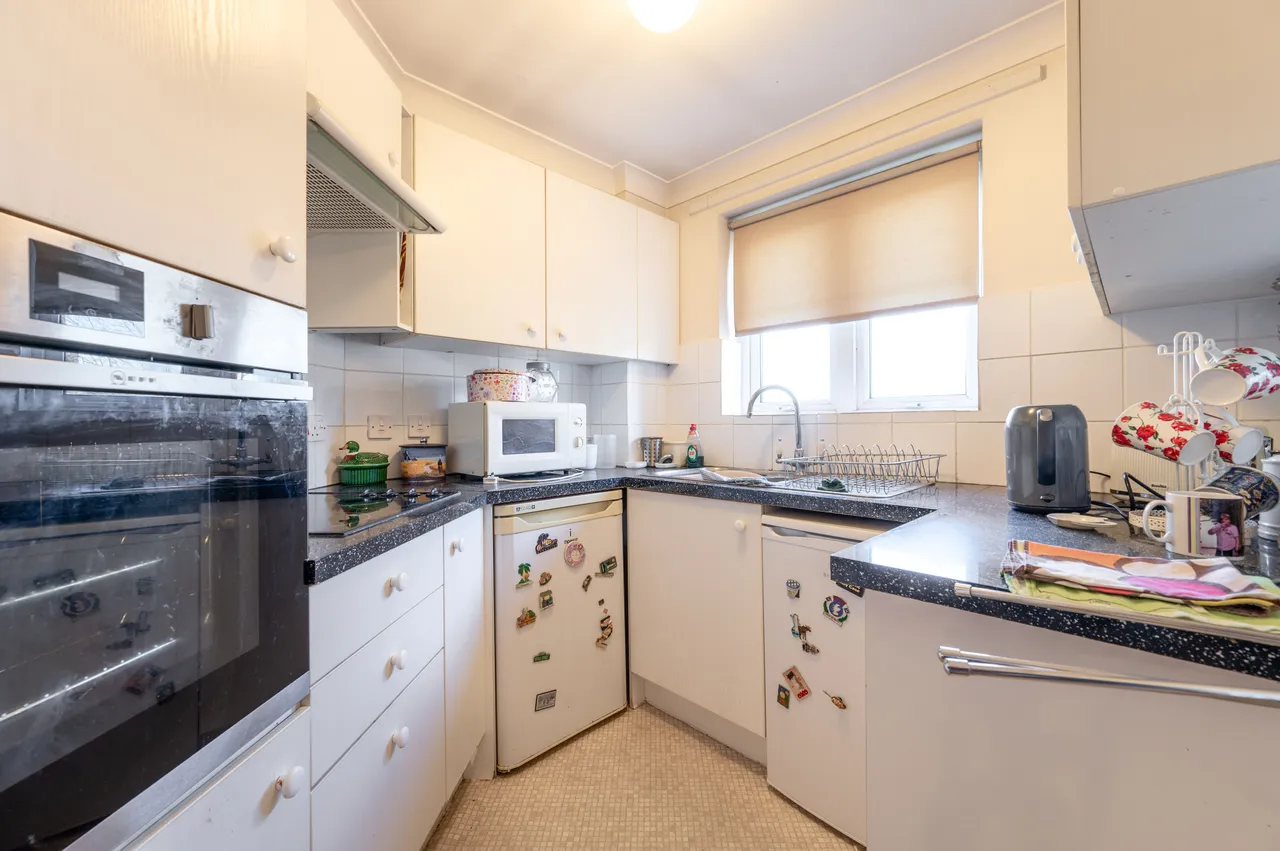 37 Bishops Court, 152 Watford Road, Wembley, photo 3