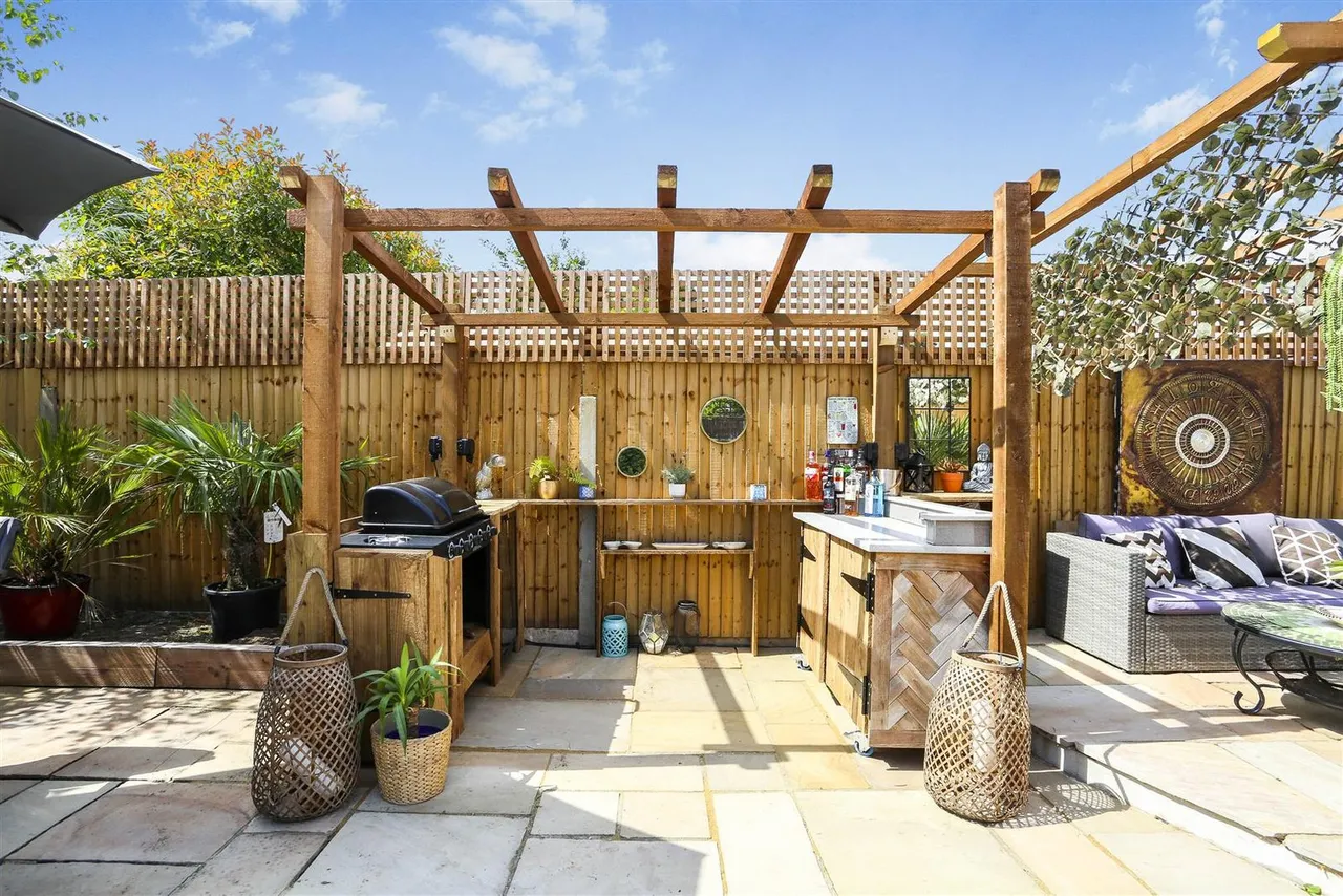 Claremount Gardens, Epsom, KT18 5XF, photo 4