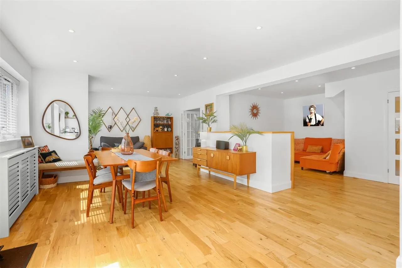Claremount Gardens, Epsom, KT18 5XF, photo 2