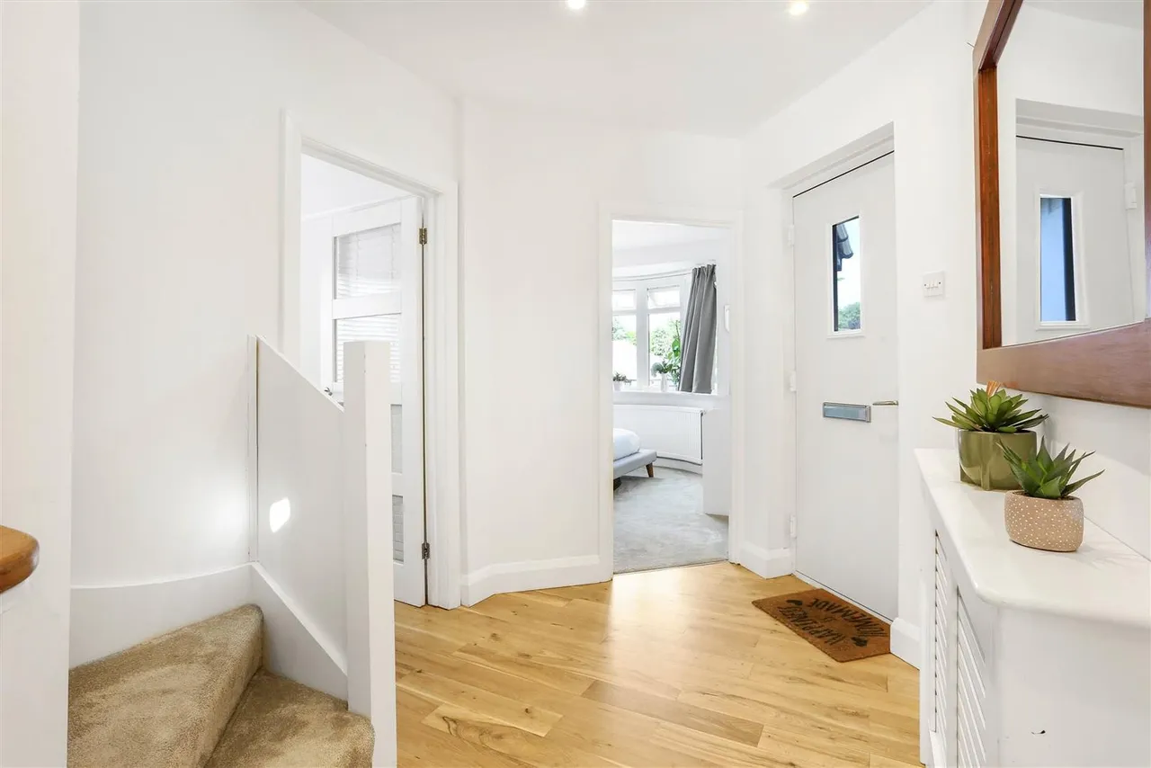 Claremount Gardens, Epsom, KT18 5XF, photo 6